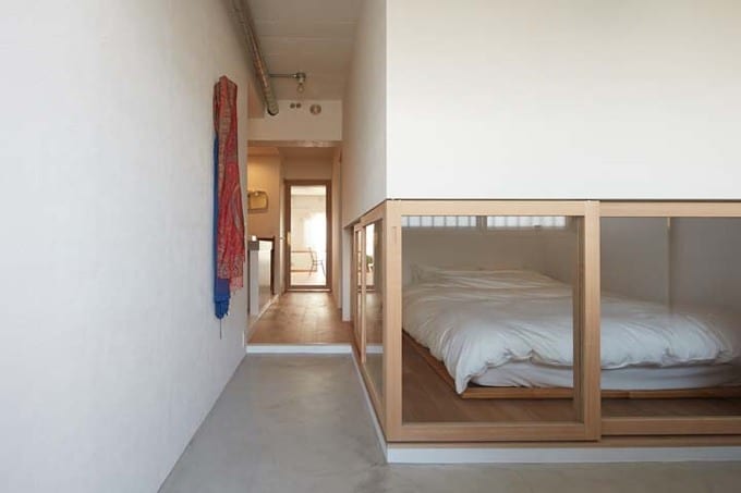 ガラスの引き戸で仕切った寝室