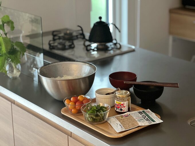 キッチンにご飯の材料を置いている