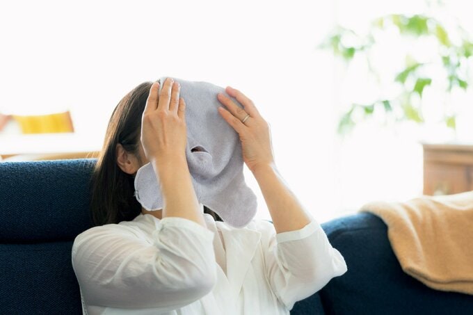 ホットタオルで顔を温める人