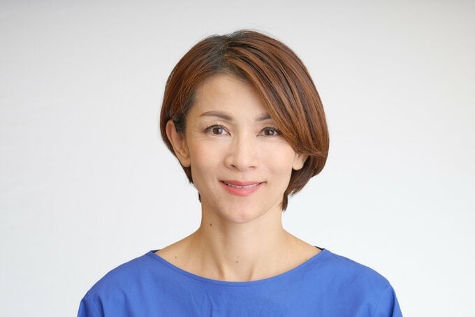 片耳かけの女性正面