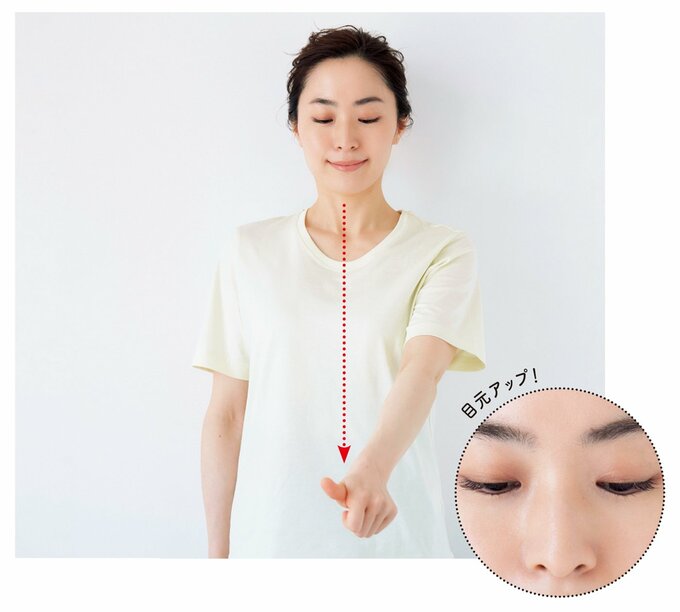 腕を上下に動かして目で追う女性