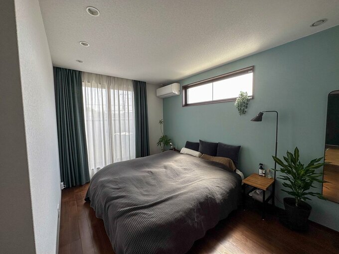 優しい色合いの寝室