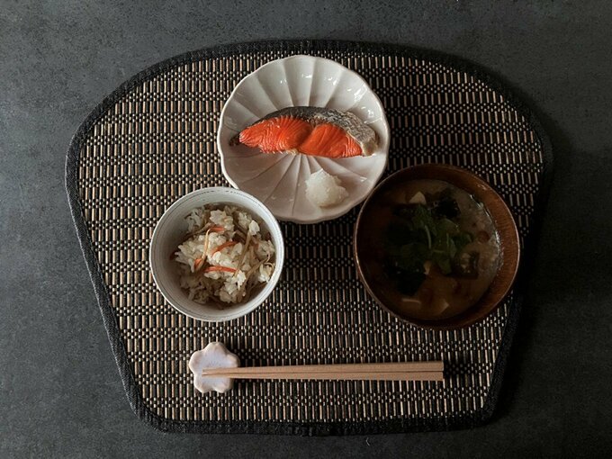 具だくさんのお味噌汁や薬味で、3品でも満足