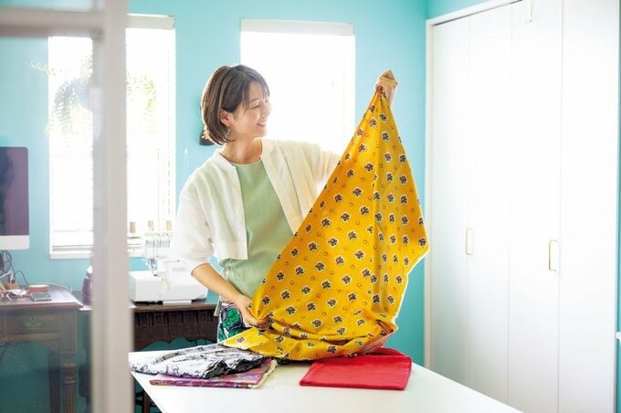 お気に入りの生地を眺めてほほ笑むTさん