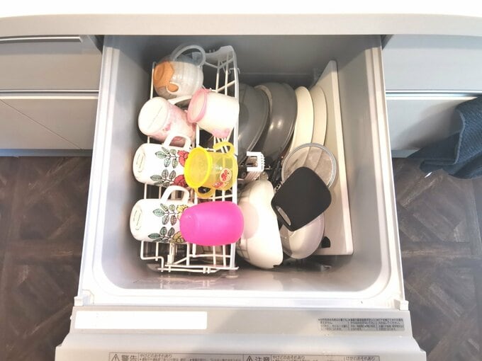 ビルトイン食洗機に食器をセット