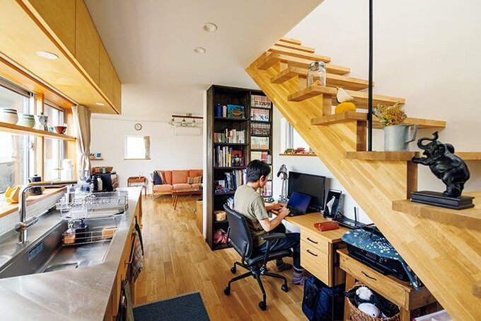 階段下にある夫のワークスペース