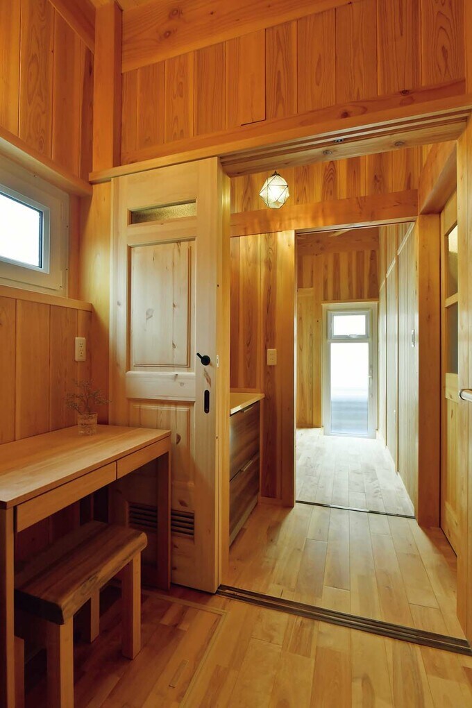 洗面室と脱衣室を3枚の引き戸で仕切っている