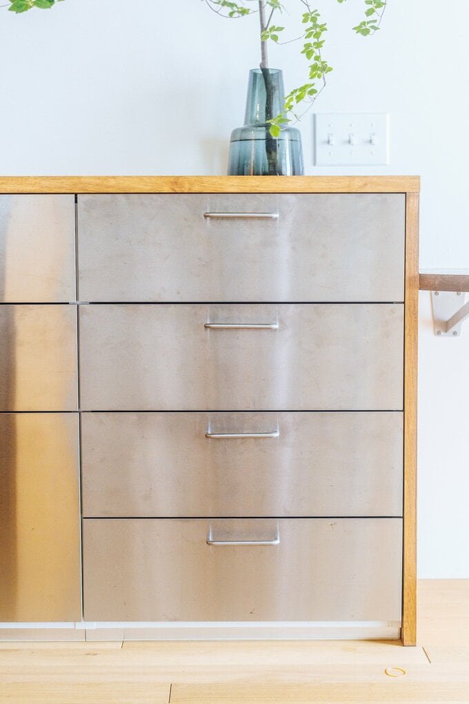 IKEAのキャビネットに合わせて造作した背面カウンター