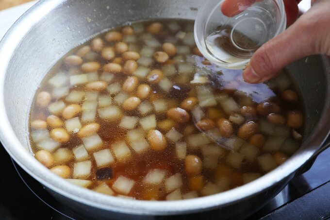 大豆を煮込む