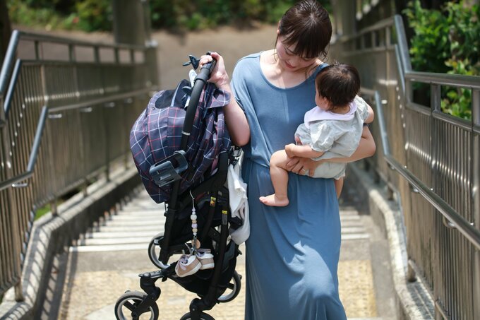 ベビーカーを運ぶ