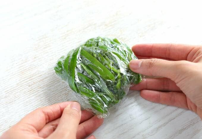 ラップに包まれたピーマン