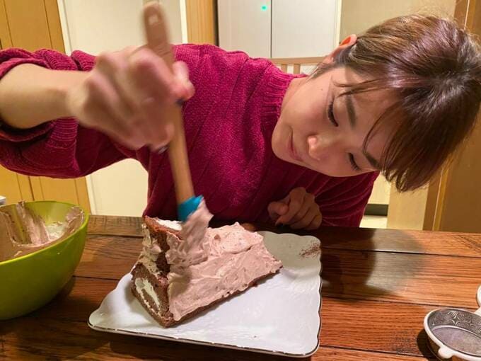 チョコクリームを塗る女性