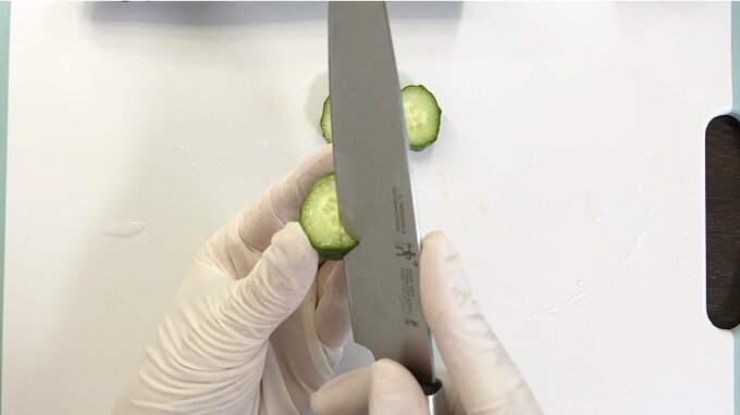 切り込みに向かって斜めに切る