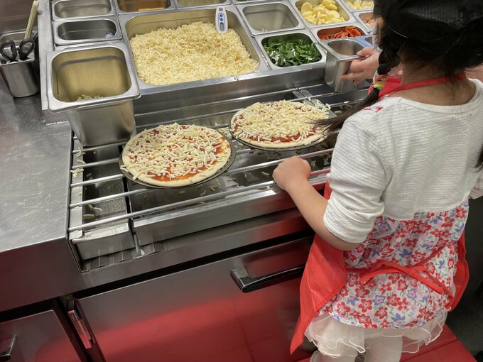 左はY田、右は4歳のMちゃんのピザ