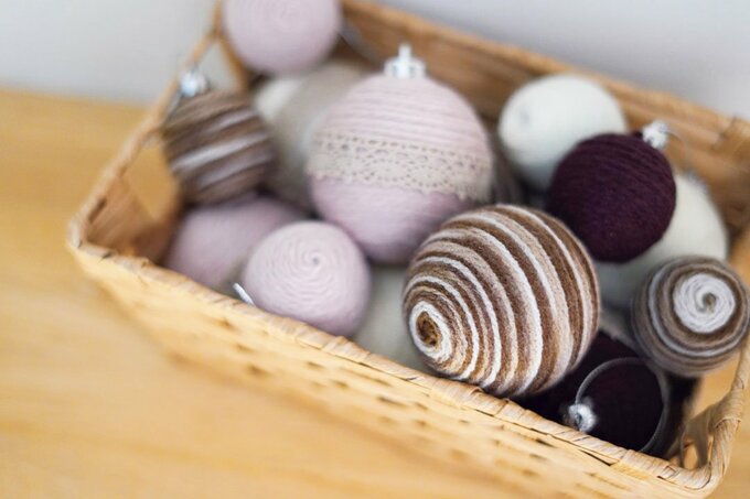 箱に毛糸のオーナメント