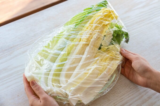 白菜の根元を落とす