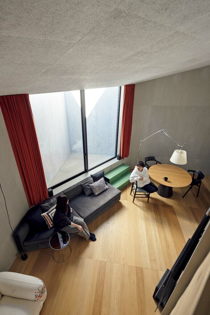 ロフトから見たリビングダイニング