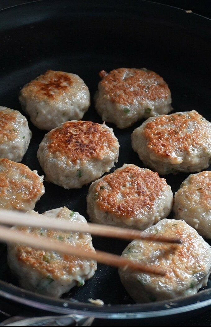 両面にしっかり焼き色がつくまで焼く。