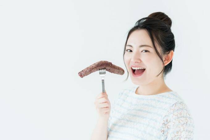 肉を食べる女性