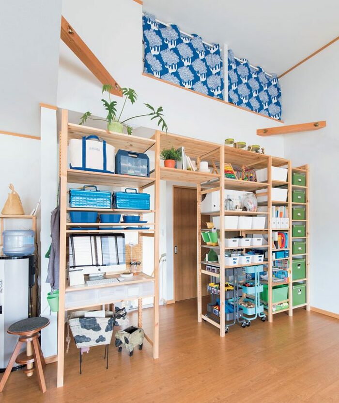 壁一面収納でも圧迫感なし。ボックス使いでリビングすっきり