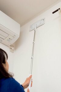 手の届かないところはフローリングワイパーでふく