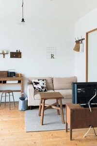 ソファ横のデスクや壁面に取りつけたフック