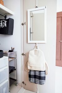 毎日使うバッグはフックにかけて収納