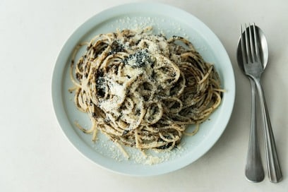 チーズたっぷりでおいしい「のりソースパスタ」。少ない調味料で完成＜長谷川あかりさんレシピ＞