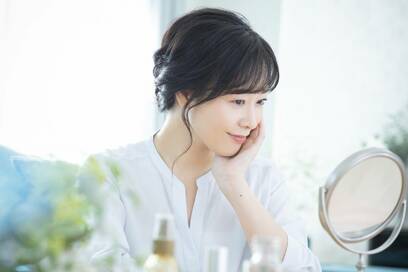 冷えと乾燥に。血行アップの2つのツボで、しっとりつややか肌！