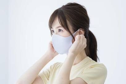 マスク生活＋夏の紫外線＆汗が顔のたるみを加速。1分でできる表情筋トレ