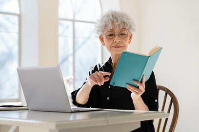 60代ミニマリストが8時間睡眠を守る理由。疲れない時間の使い方のコツ