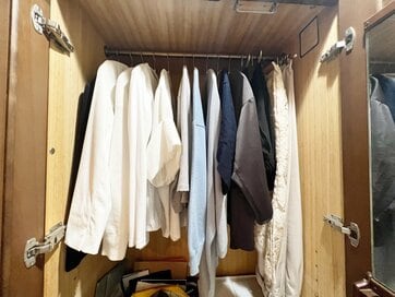 50代の服の残し方と手放し方。「パンツ3本スカート1枚」だけで十分な理由