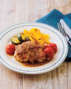 鶏モモ肉がおしゃれなソテーに。夏野菜たっぷりで低糖質