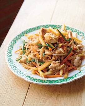 伝説の家政婦・志麻さんの肉野菜炒め。鶏モモ肉でボリューム満点！