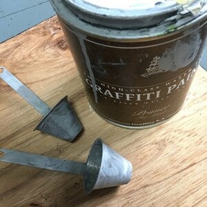 金属プライマーを塗ります