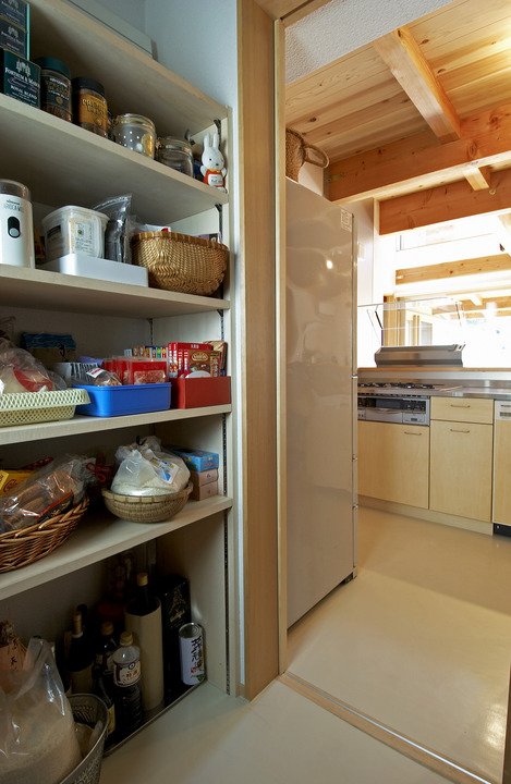 キッチンの背面にある食品庫