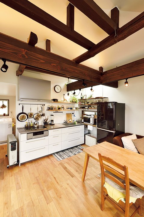 梁の下には照明器具を自由に設置できるダクトレールを設置