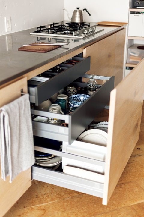 整理をしながら収納できる二重引き出し