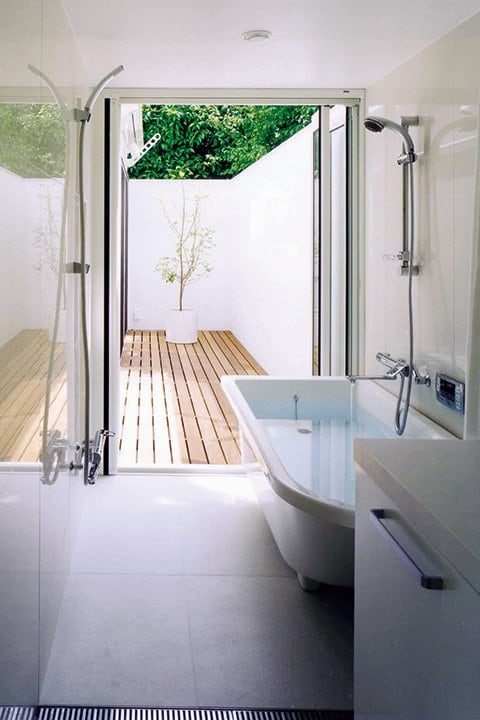 バスルームにウッドデッキを設ける