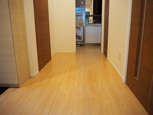 廊下は車椅子も通れる幅80cmに