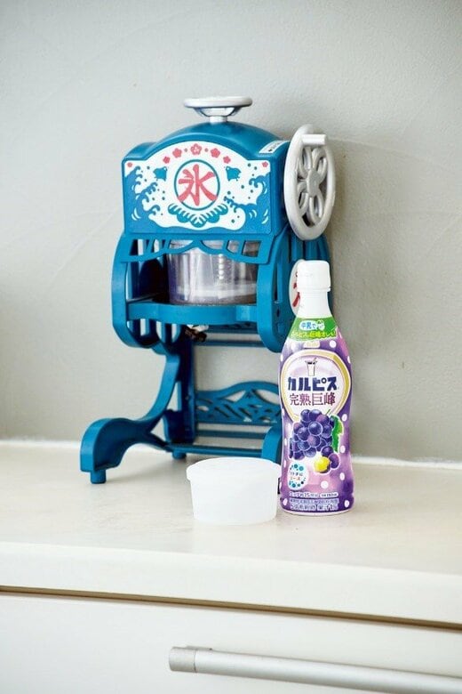 手動のかき氷機と巨峰味のカルピス