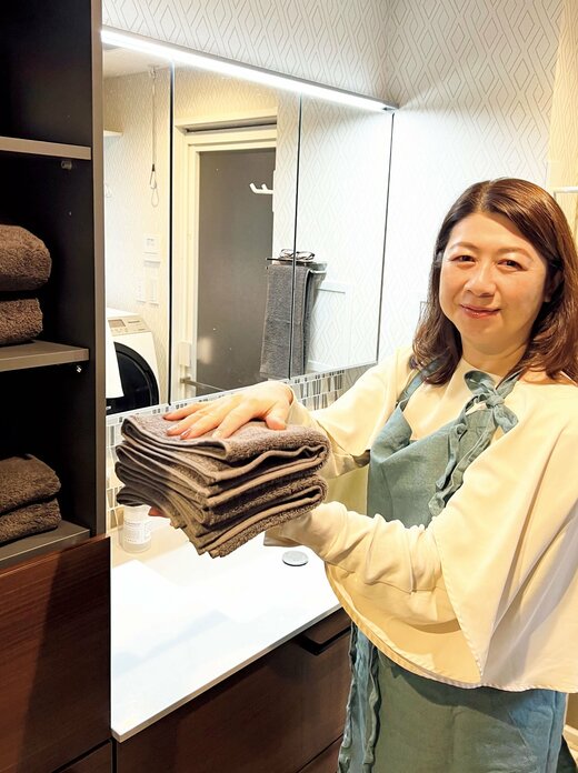 タオルをたたんでいるフレンズエディターきくともさん