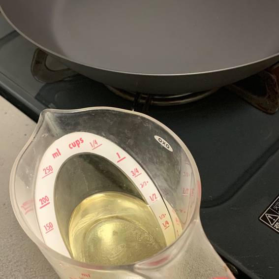 鉄フライパンと油