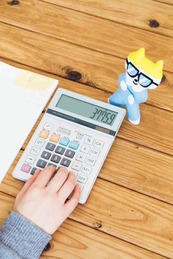 電卓で計算する様子