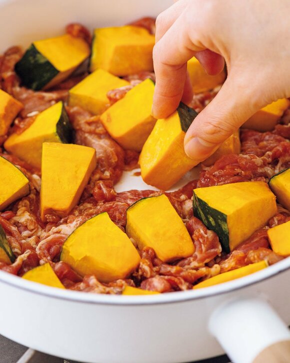 お鍋にカボチャを入れる様子