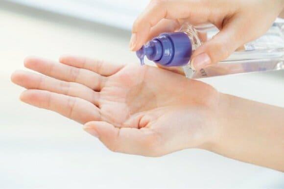 ヘアオイルをプッシュする様子