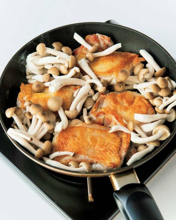 鶏肉を皮目を下にして3分ほど焼く。裏返してシメジを加え、さらに3分ほど焼く