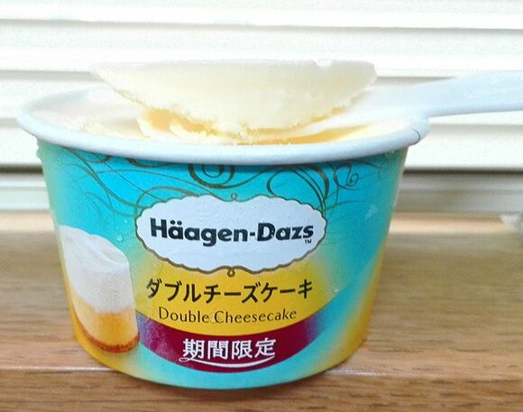 上がレアチーズ、下がベイクドチーズ