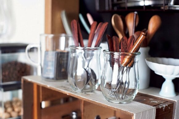 安定感のあるゼリーのビンをカトラリー入れにして、そのままサーブ