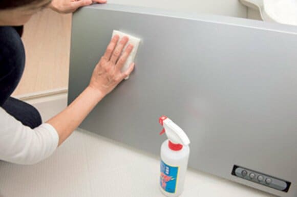 内部や周りの汚れをスポンジでこする